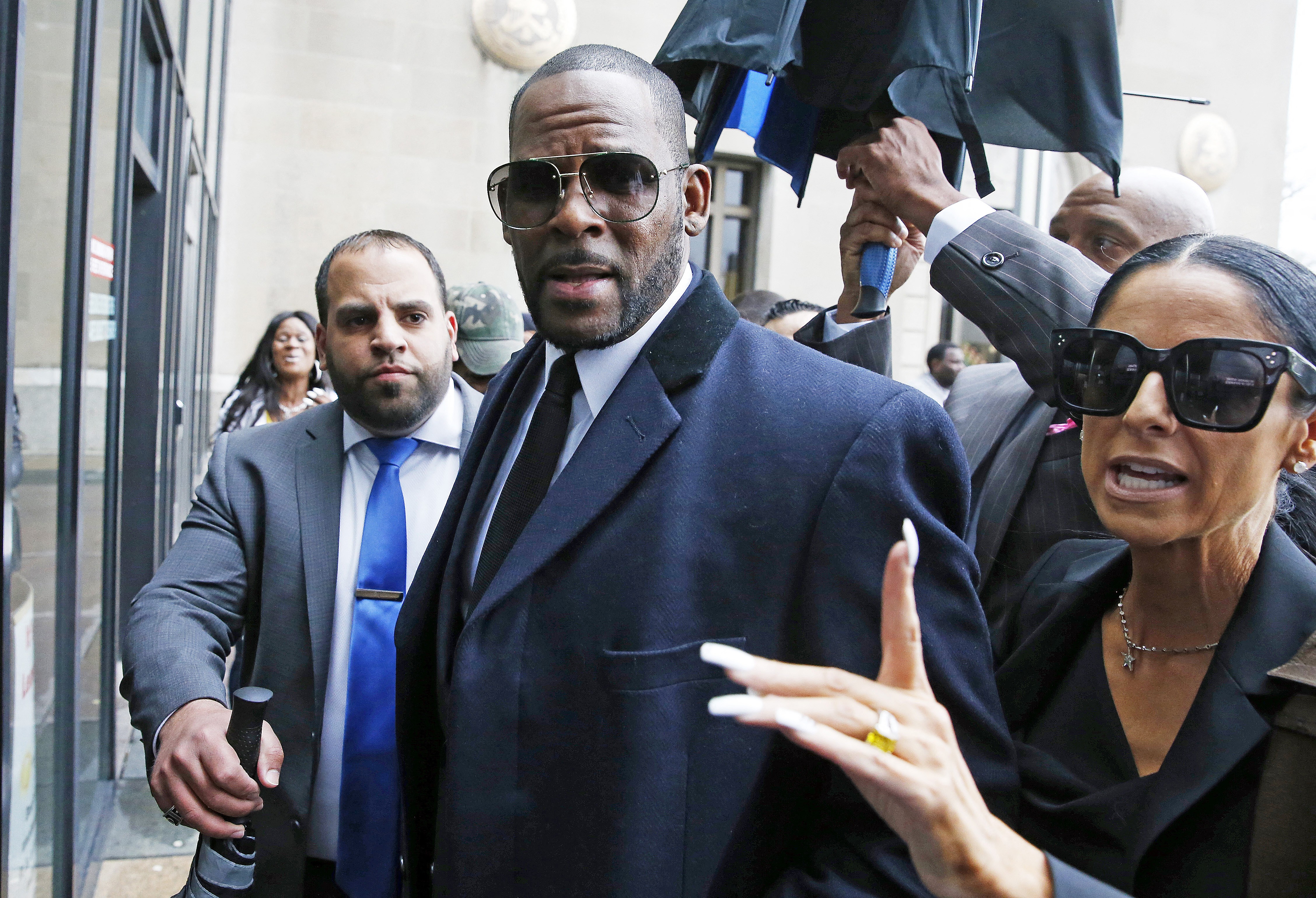 R. Kelly é hospitalizado às pressas por overdose em prisão, dizem advogados 