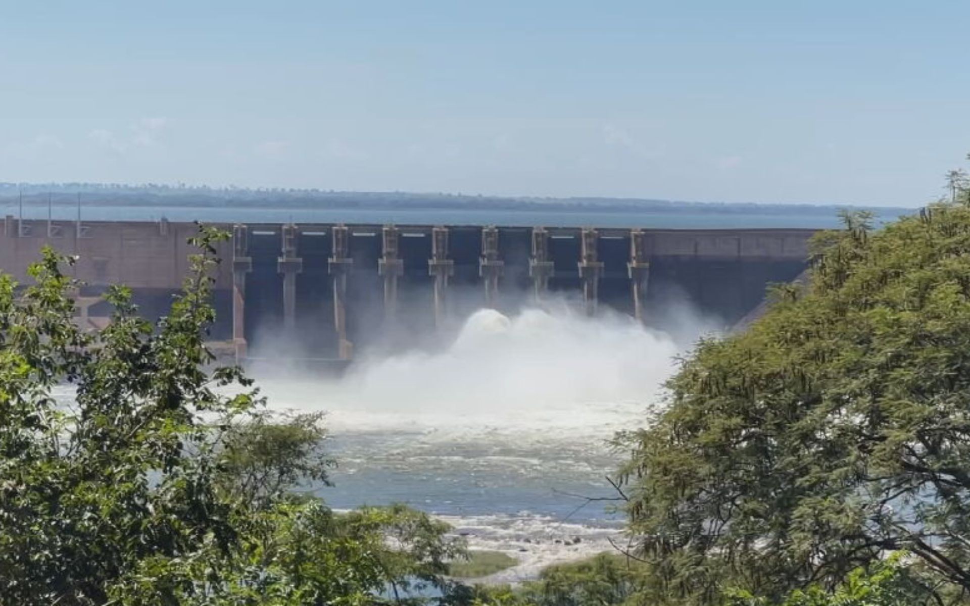 Concessionária faz testes de abertura e fechamento das comportas na Usina Hidrelétrica de Água Vermelha  