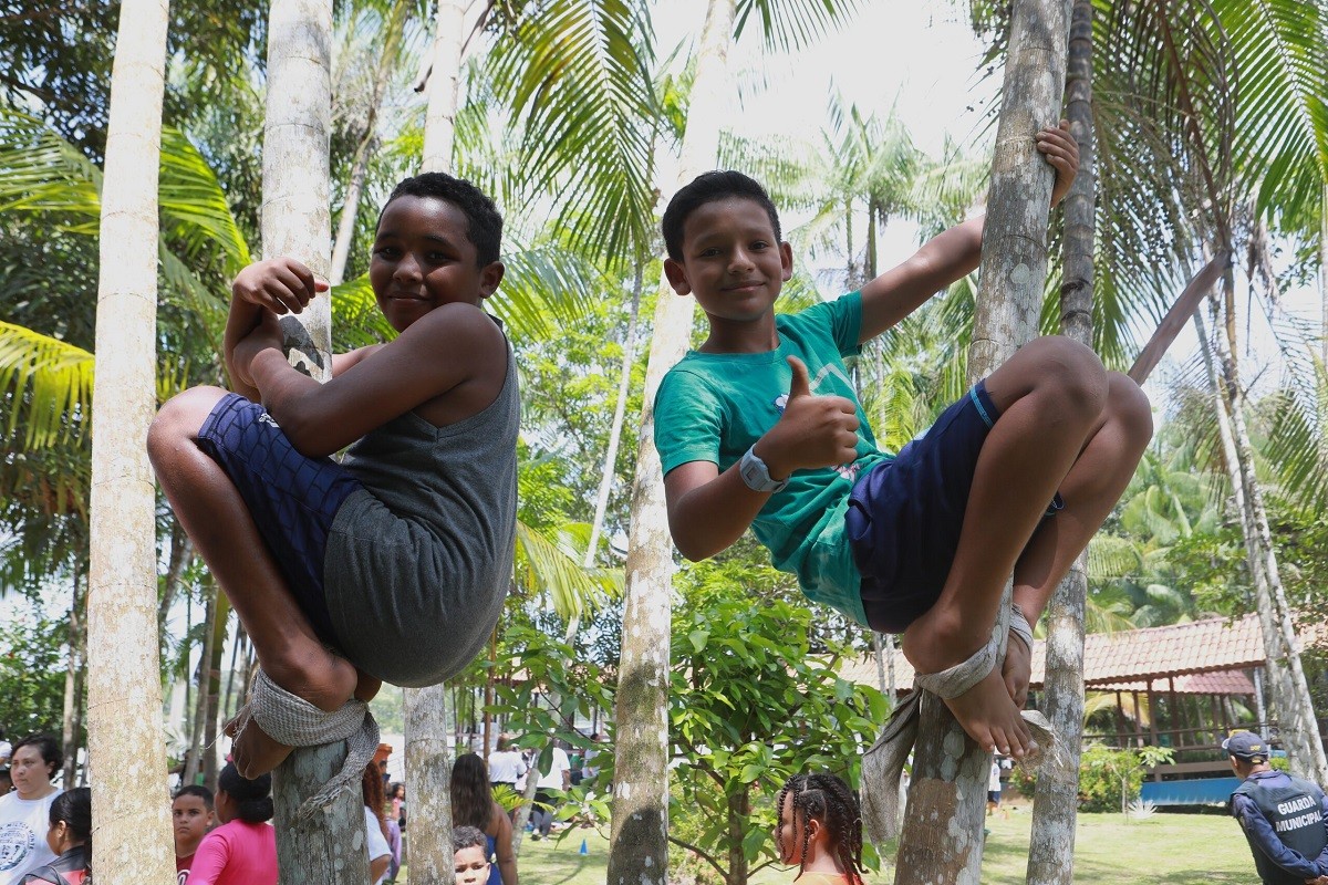 Corrida de canoa e subida no açaizeiro: jogos escolares valorizam cultura ribeirinha em Belém