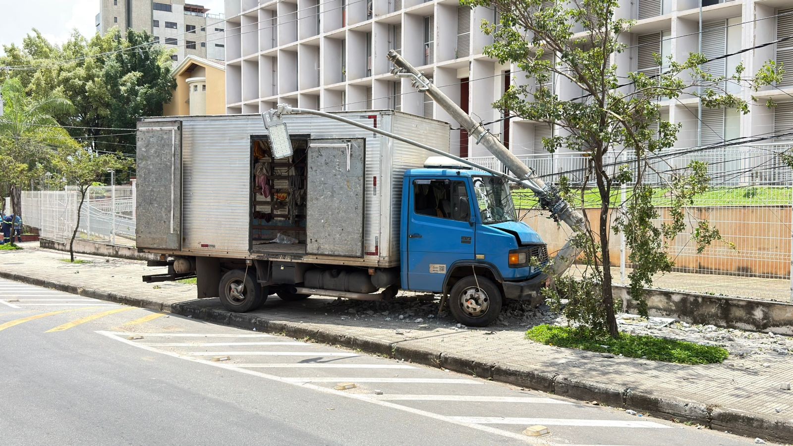 Caminhão perde freio, atinge poste e danifica grade da Moradia Universitária da UFMG em BH; VÍDEO