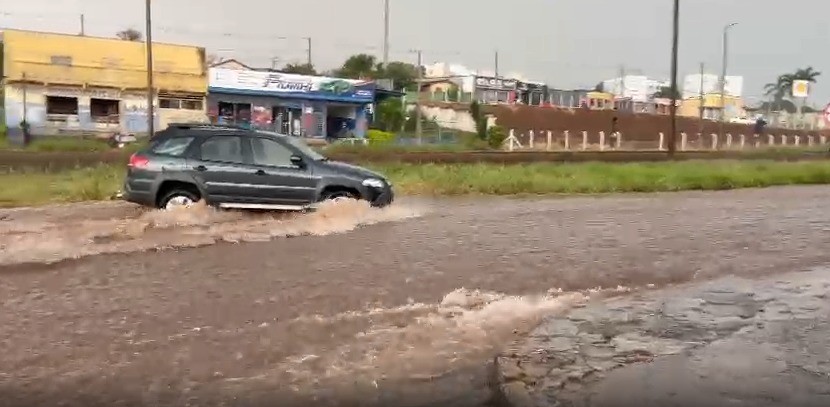 Rondon Pacheco, Haia e Minervina Cândida: temporal alaga ruas e deixa carros ilhados em Uberlândia