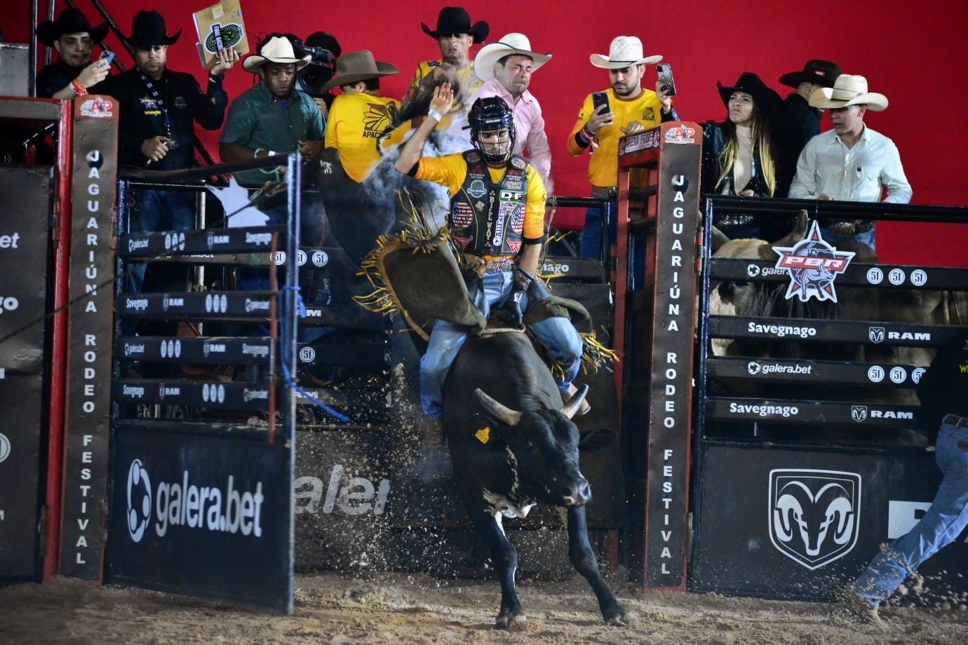 Time Cowboys é campeão da noite na montaria em touros em equipe do ...