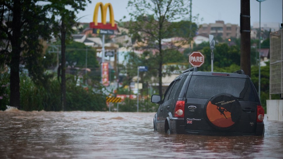 Alagamentos em avenidas são um problema histórico em Franca — Foto: Igor do Vale 