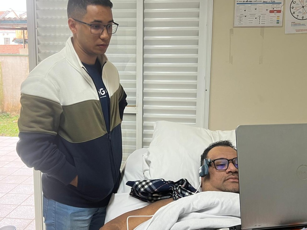 Analista de inovação Rafael Pacheco Ferreira ao lado de Cleyton — Foto: Arquivo Pessoal