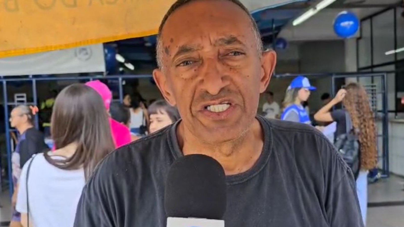 Ambulantes fazem renda extra no Enem 2025: 'vendas estão boas'