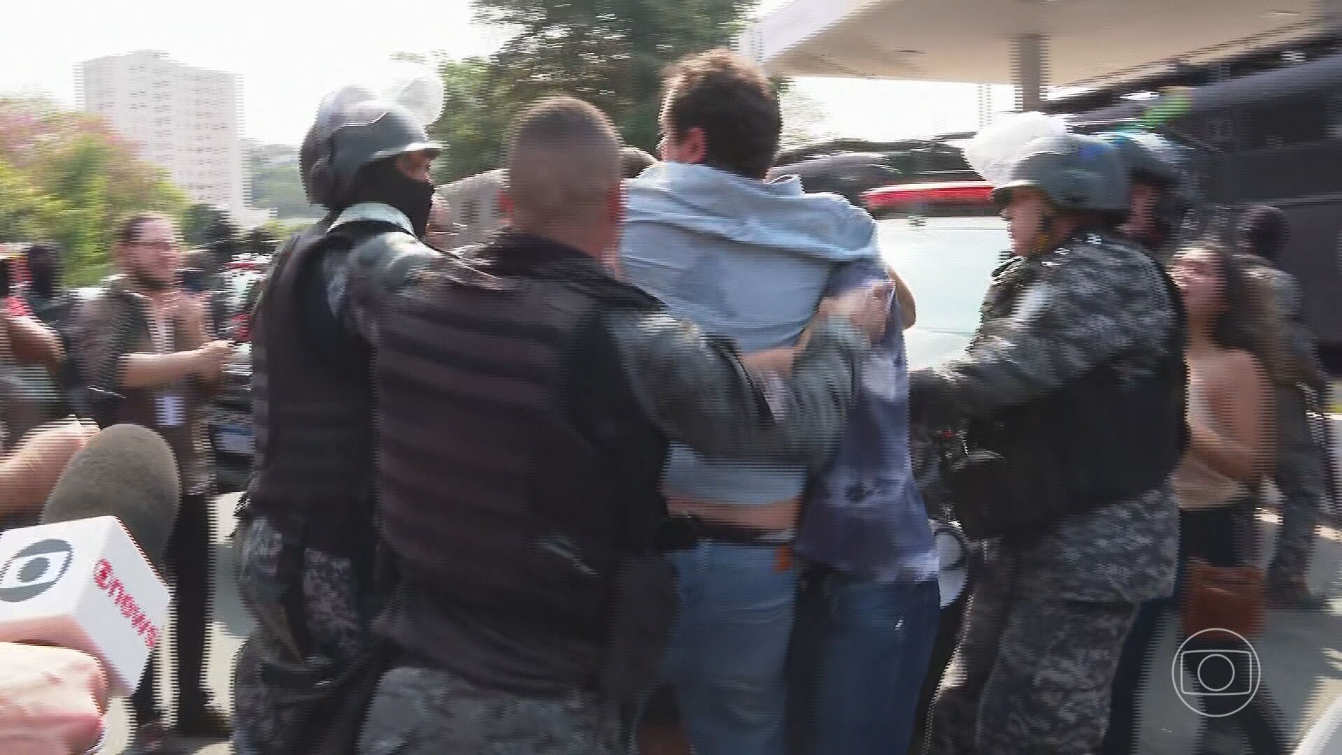 Policiais militares e estudantes entraram em confronto na UERJ, ocupada há quase dois meses