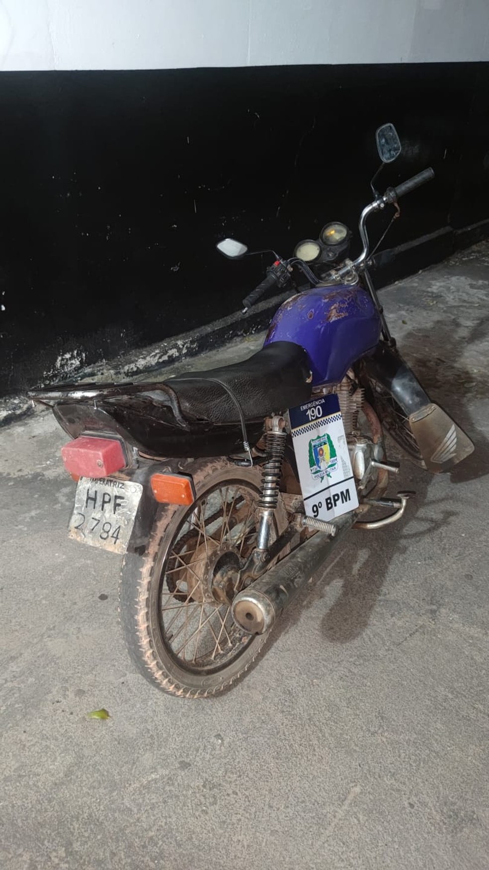 Moto com placa falsificada foi apreendida — Foto: PM/Divulgação