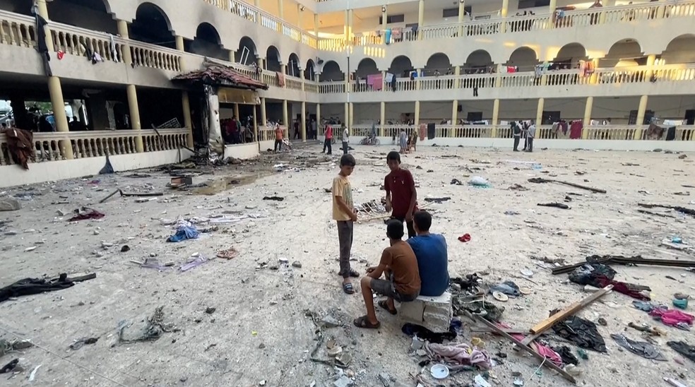 Imagem mostra o pátio de uma escola após ser atingida por um ataque aéreo israelense na Cidade de Gaza no sábado, 10 de agosto de 2024 — Foto: AP