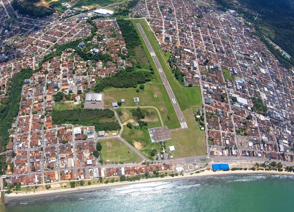 O Aeroporto de Ubatuba, no litoral norte de São Paulo. fica em frente à praia, com o mar à sua frente e a serra atrás. — Foto: Diego Chiaparini e Rafu Tavares