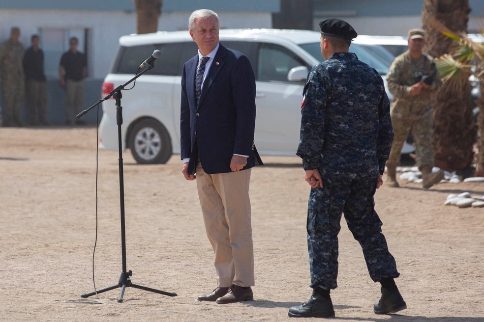 O presidente do Chile, José Antonio Kast, prepara-se para fazer um discurso ao visitar o regimento militar Soldado Zaldívar para lançar um projeto de trincheira na fronteira para conter a migração irregular, em Arica, no Chile, em 16 de março de 2026. — Foto: PATRICIO BANDA / AFP