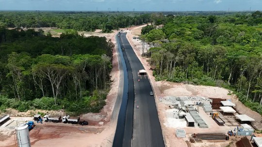 Avenida que corta floresta em Belém muda rotina de famílias: 'chorei de tristeza quando vi derrubarem o açaí' - A pouco mais de um mês para a COP30, avenida segue em obras e na mira de ação judicial. Moradores do entorno estão preocupados e reclamam da diminuição de frutos e peixes.