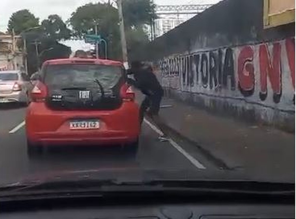 Imagens mostram Luan roubando um motorista  — Foto: Reprodução 