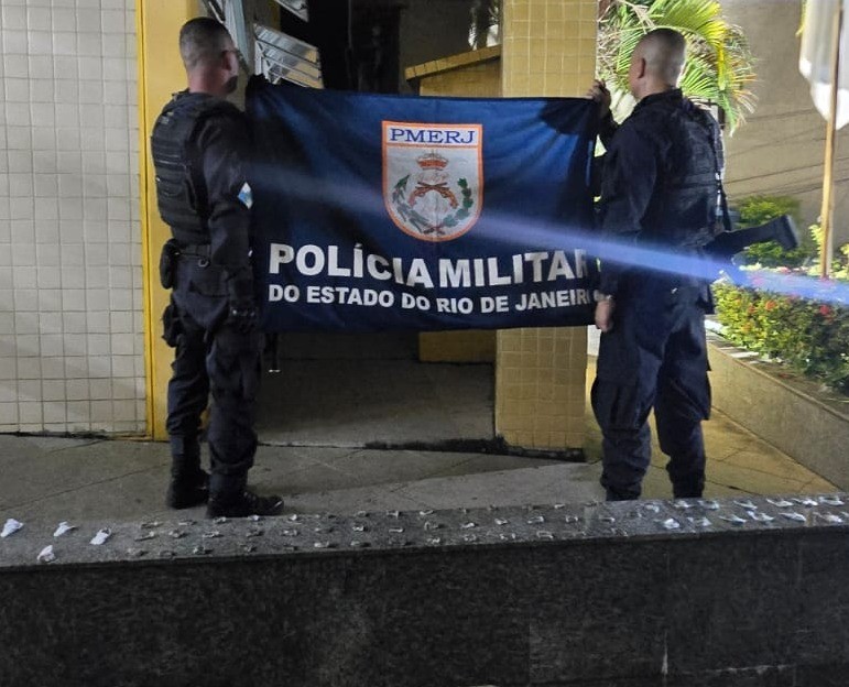 Cinco homens são presos suspeitos por tráfico de drogas em Três Rios