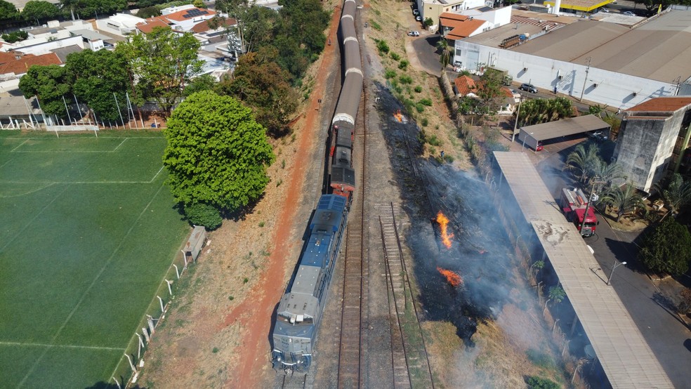 Foto feita por drone do trem descarrilado em Jales (SP) — Foto: Augusto T. Paes/Divulgação