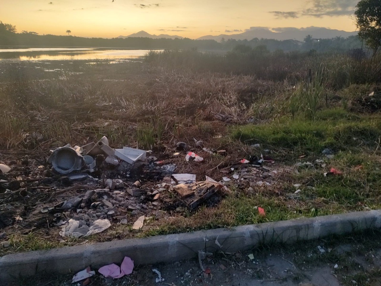 Polícia ambiental flagra construção irregular e poluição na Lagoa das Marrecas, em Saquarema 