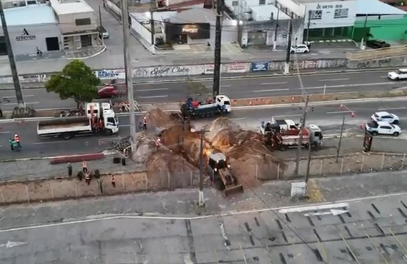 Avenida Prudente de Morais tem trecho totalmente interditado após buraco abrir na via