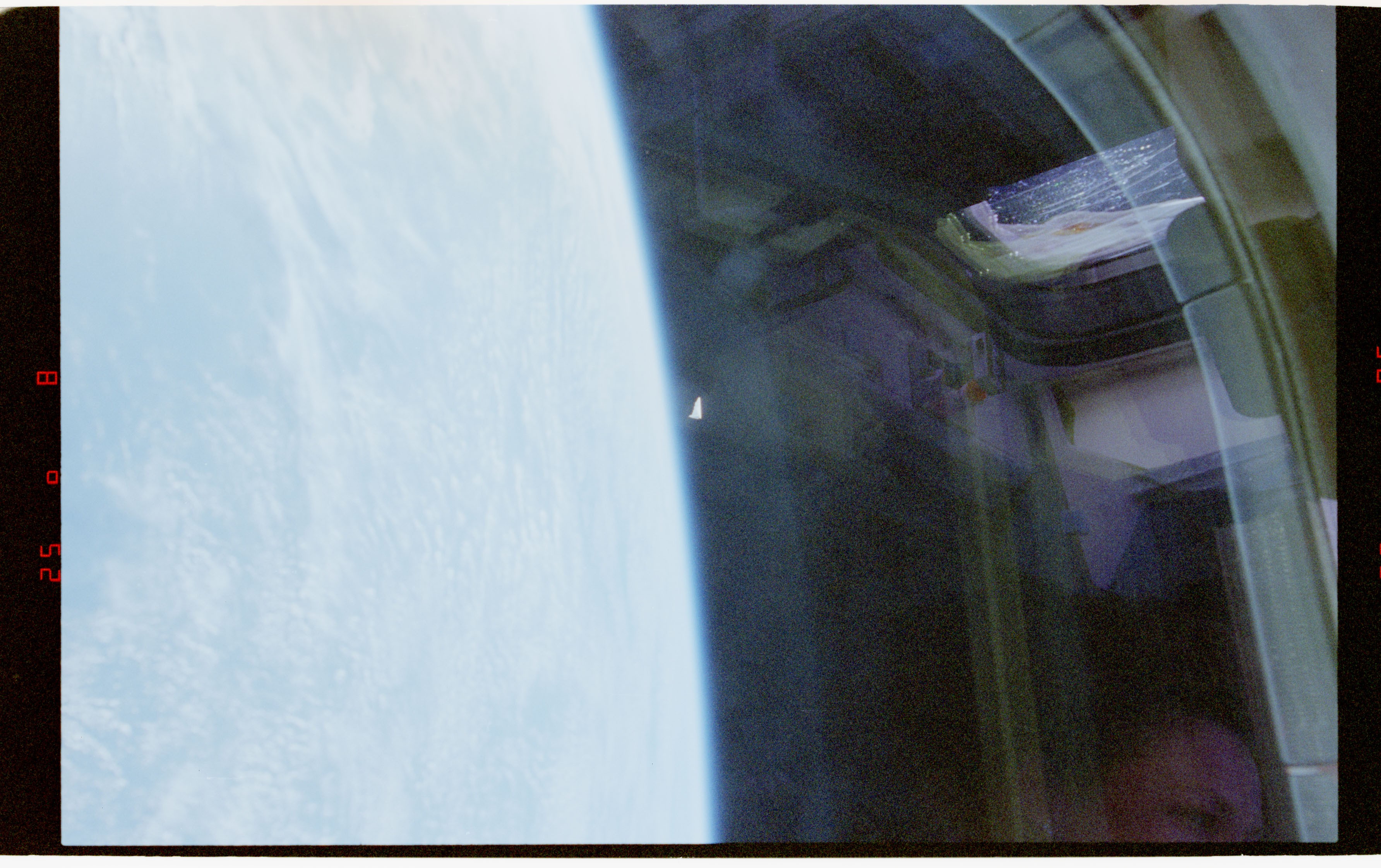 EUA divulgam imagens de OVNI registradas por astronautas no ônibus espacial Columbia