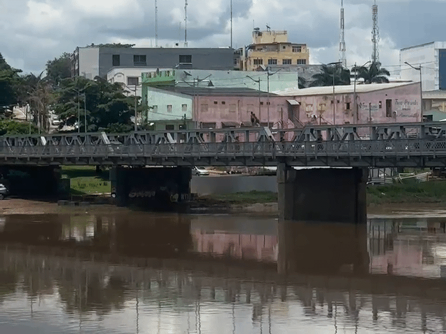VÍDEO: Crianças são flagradas pulando de ponte sobre o Rio Acre; bombeiros alertam contra prática