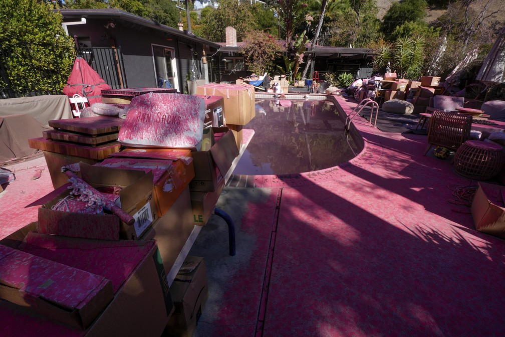 Retardante rosa de fogo cobre o quintal e a piscina de uma casa em Mandeville Canyon, Los Angeles — Foto: Richard Vogel/AP