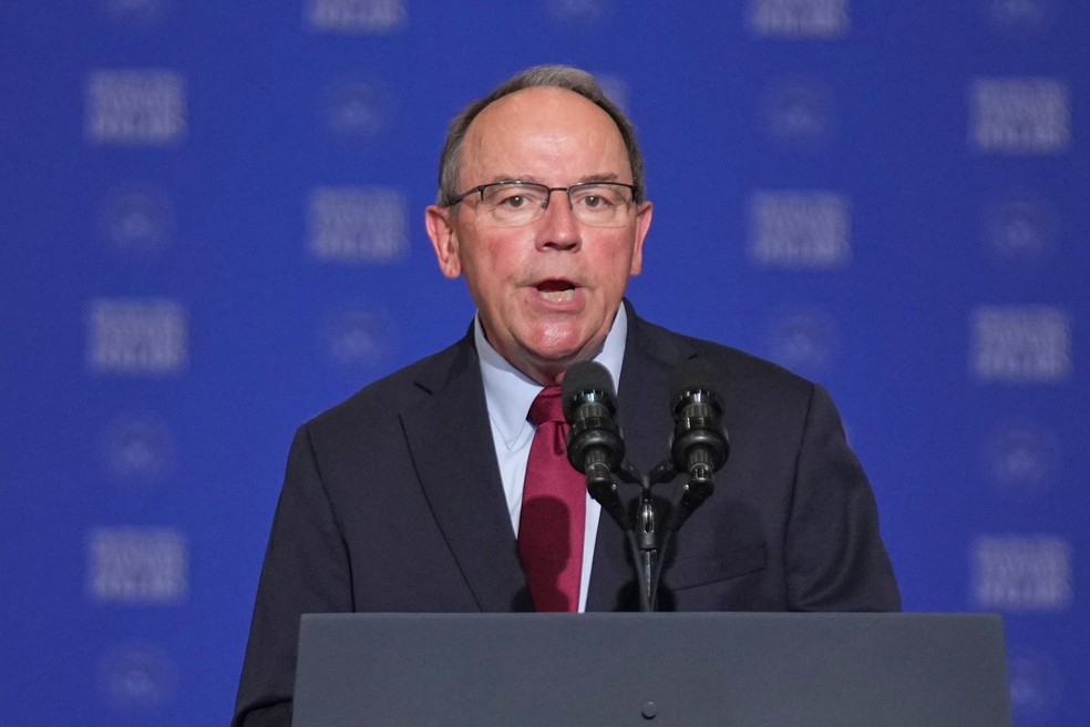 FILE - Rep. Tom Tiffany, R-Wis., speaks at the Wisconsin Air National Guard facility at Milwaukee Mitchell International Airport, July 8, 2026, in Milwaukee. (AP Photo/Mark Schiefelbein, Pool, File) — Foto: Mark Schiefelbein / AP