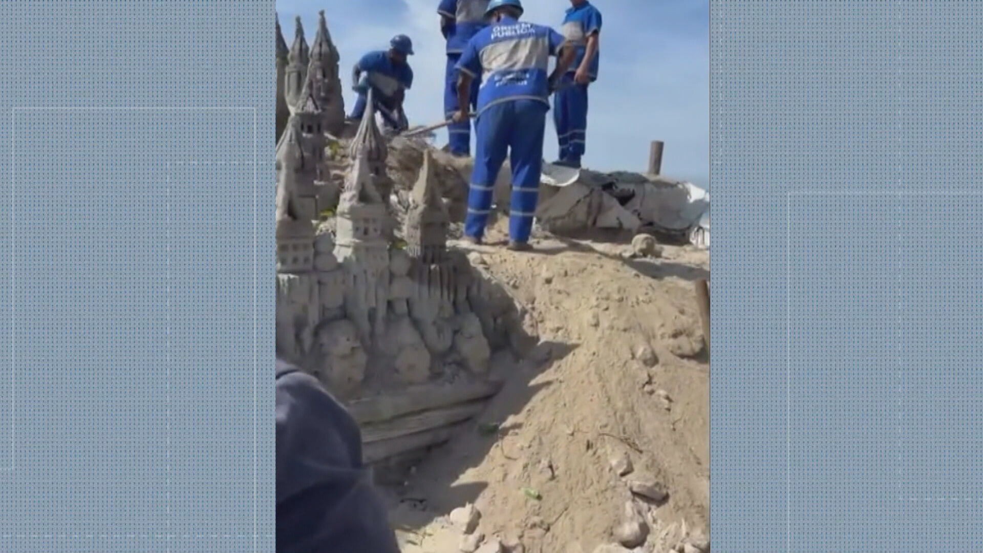 Prefeitura demole castelo de areia de 30 anos na Praia do Pepê