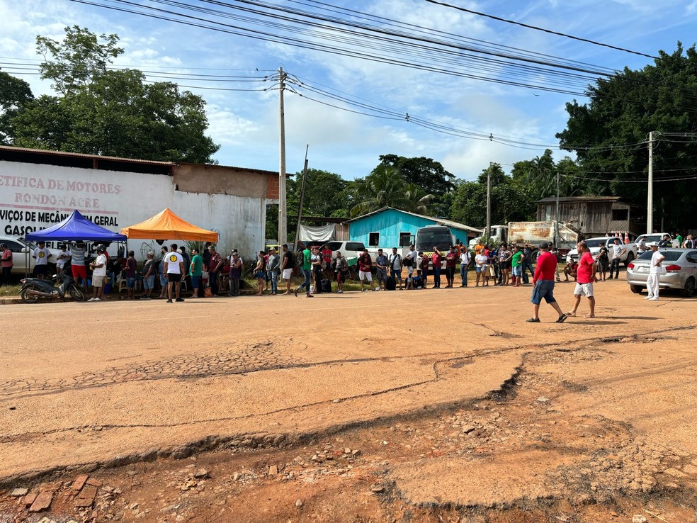 Moradores fazem fila para aguardar embarcação que faz transporte até Brasiléia — Foto: Eldérico Silva/Rede Amazônica Acre