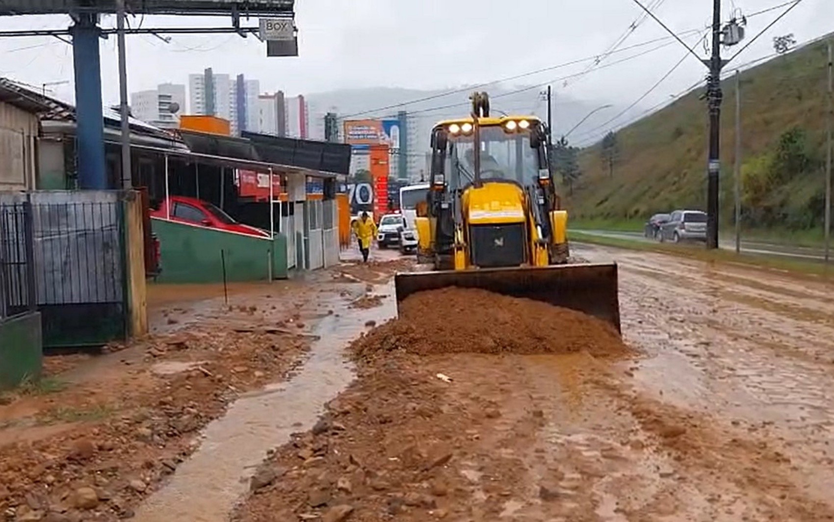 Chuva forte causa alagamentos e deslizamentos de terra em Poços de Caldas