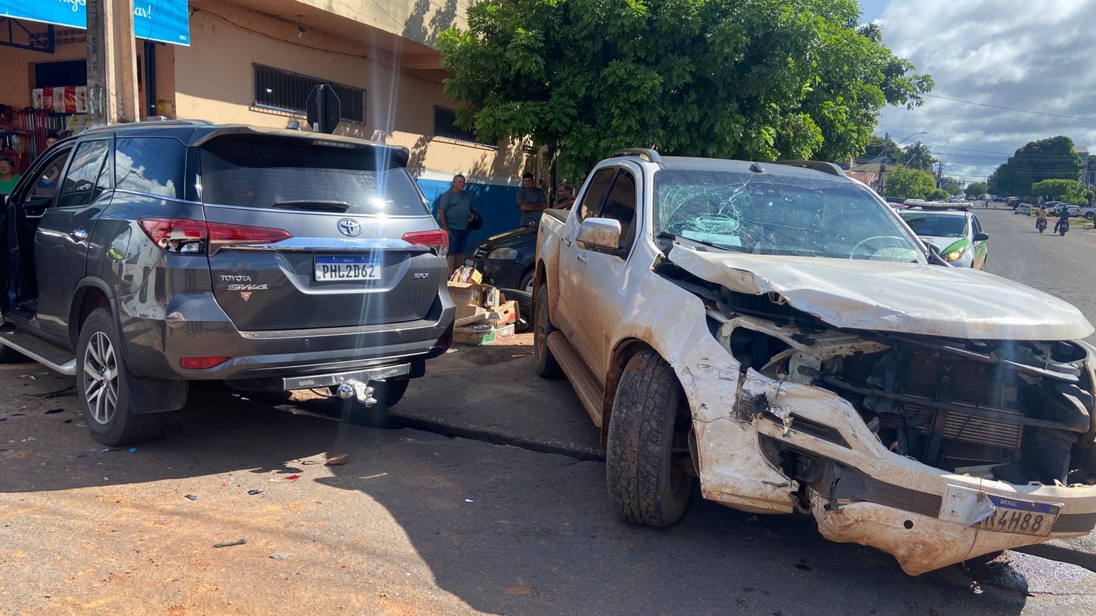Acidente no cruzamento da av. Presidente Vargas e tv. Turiano Meira deixa uma mulher ferida
