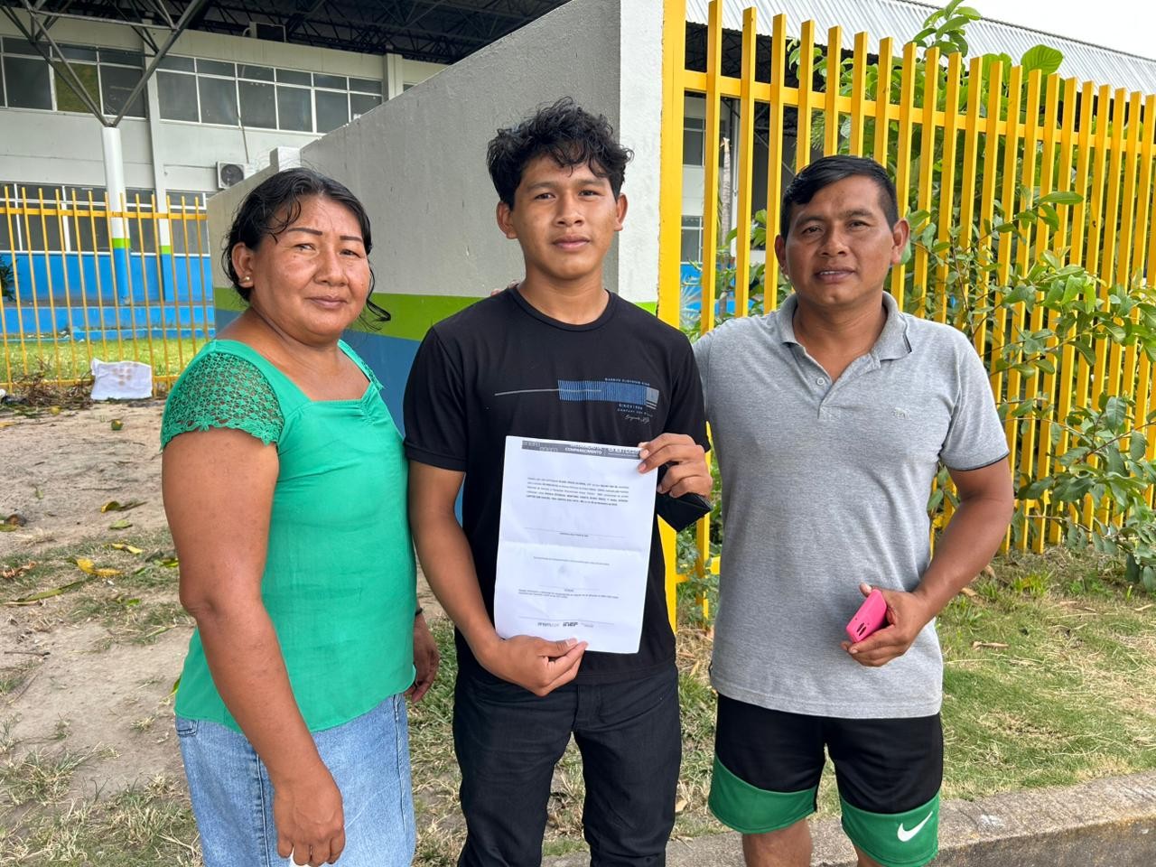 Família indígena sai de comunidade para deixar filho no local de prova: 'Ele é o primeiro de nós a fazer o Enem'