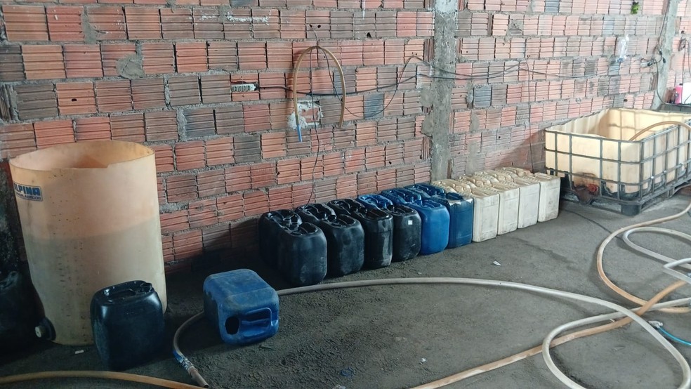 Agentes apreenderam aproximadamente 4 mil litros de combustíveis armazenados de forma improvisada em galões no local onde suspeitos de furto foram presos. — Foto: Polícia Militar/ Divulgação