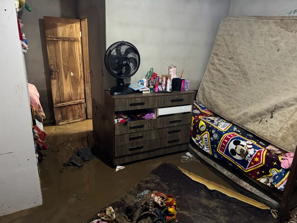 Pedra do Indaiá: Chuva invadiu imóveis e procurou estragos — Foto: Reprodução/Redes Sociais