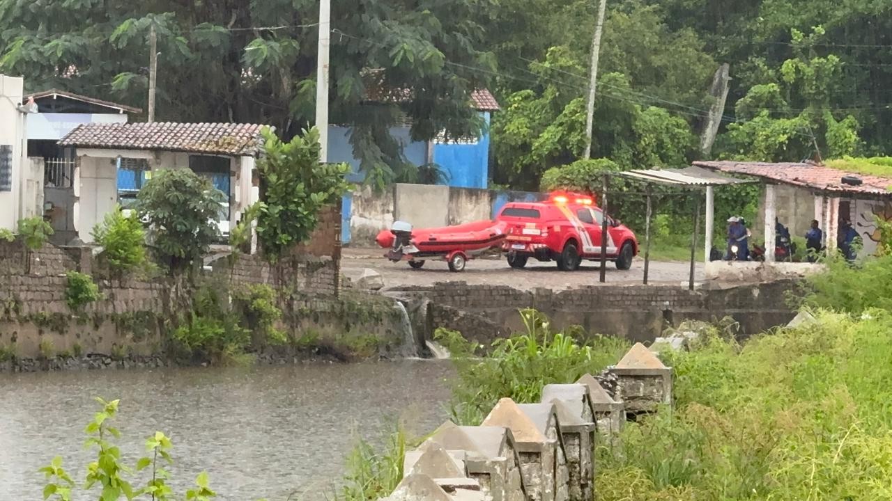 Bombeiros fazem buscas por homem que desapareceu em rio na Grande Natal