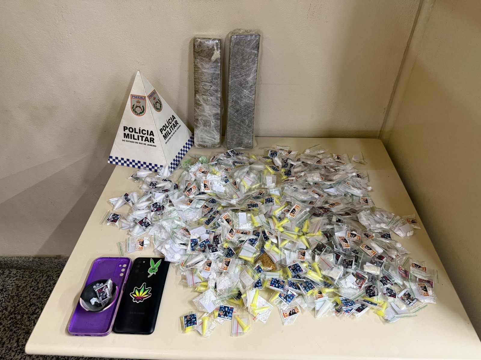Suspeito apontado como gerente do tráfico é preso com mais de 2 kg de drogas em Paraty