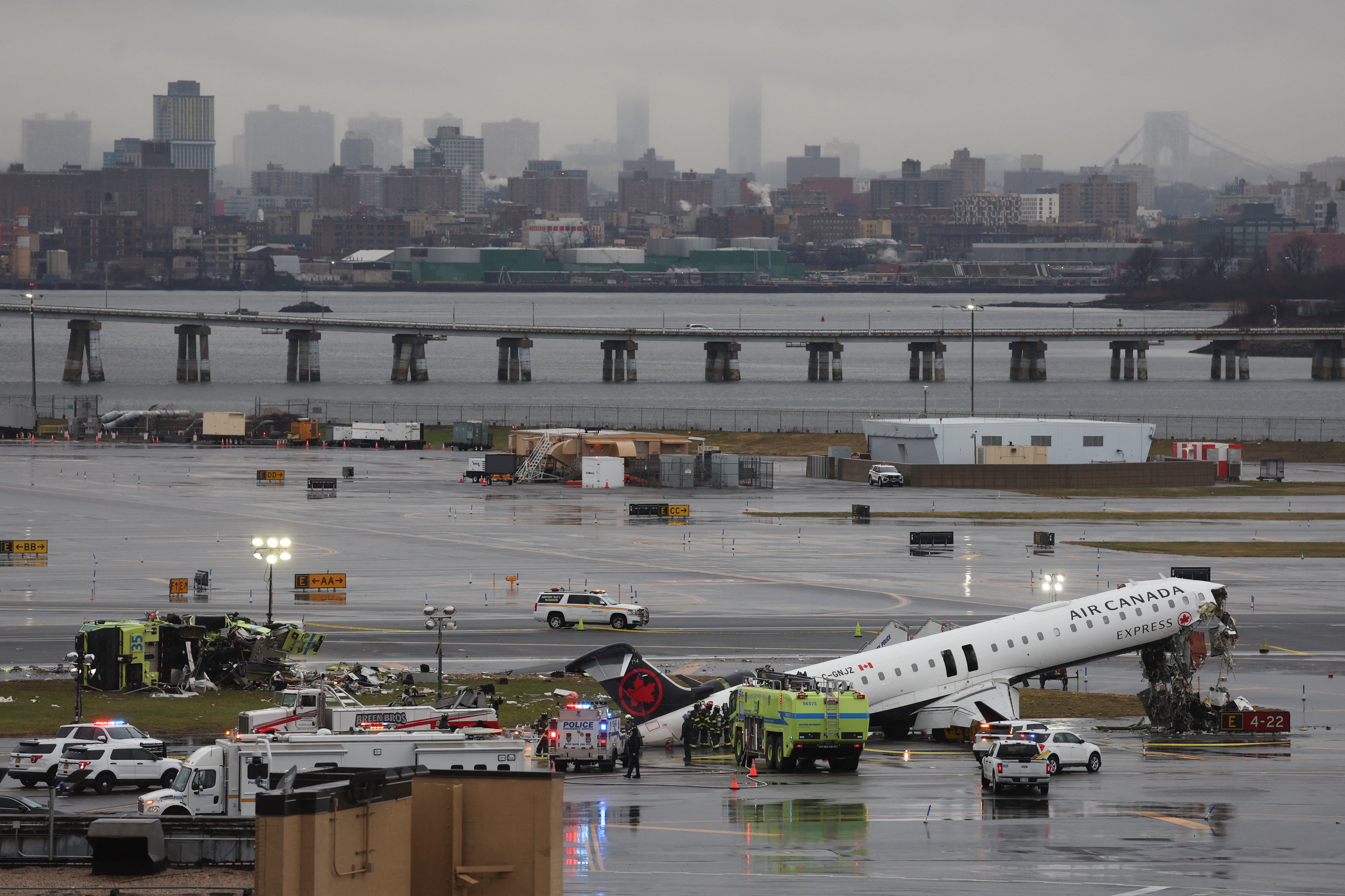 Distração de controlador com problema em outro avião pode ser causa de acidente que matou pilotos em aeroporto de Nova York