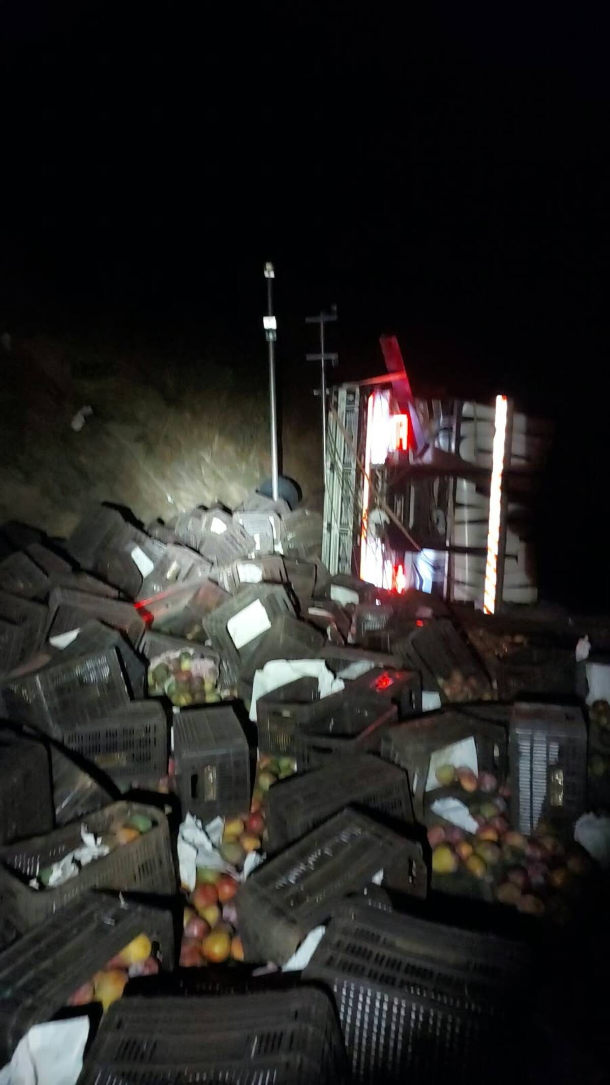 Passageiro fica ferido em tombamento de caminhão na BR-251, em Francisco Sá