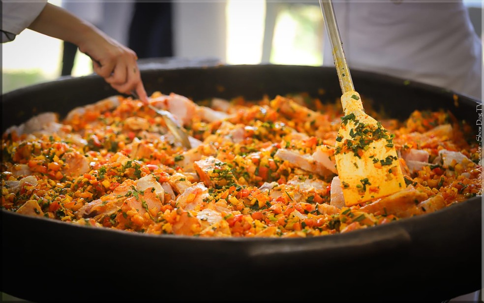 Moqueca capixaba sendo preparada no Festival da Moqueca Capixaba em Anchieta, Espírito Santo — Foto: João Alexandre/Divulgação