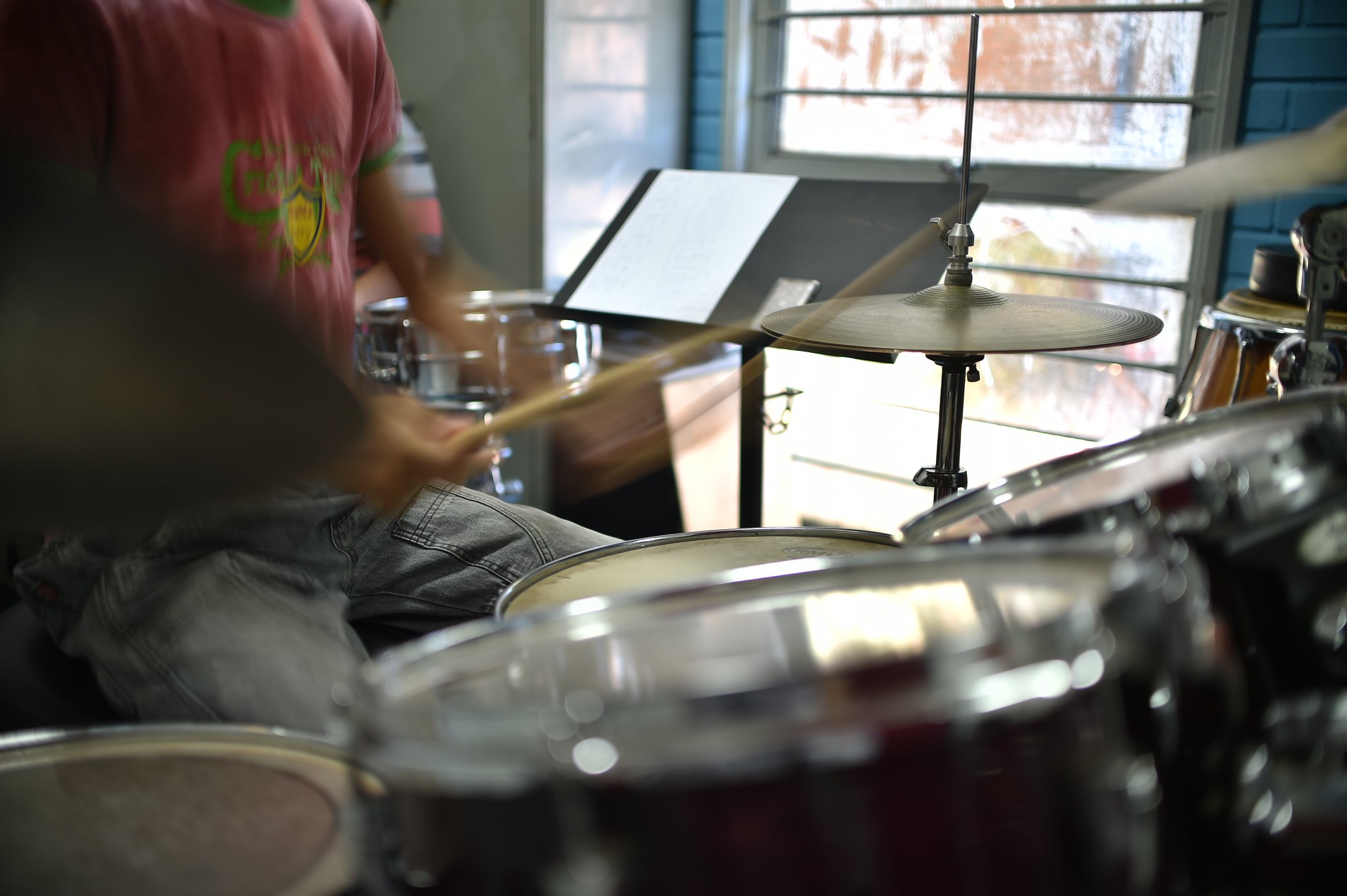 Workshop em Salgueiro leva técnicas de bateria e trajetória musical para jovens