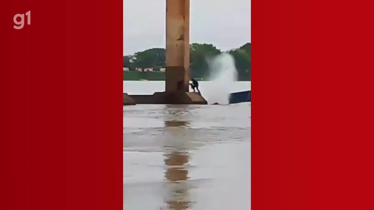 VÍDEO: Draga bate em pilastra de ponte e afunda no rio Tocantins