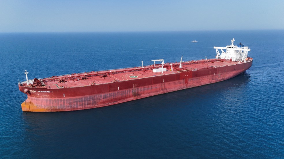 Imagem de drone mostra o petroleiro Agios Fanourios I, com bandeira de Malta, que navegou pelo Estreito de Ormuz e chegou às águas territoriais do Iraque, próximo a Basra, Iraque, em 17 de abril de 2026. — Foto: REUTERS/Mohammed Aty/Foto de Arquivo