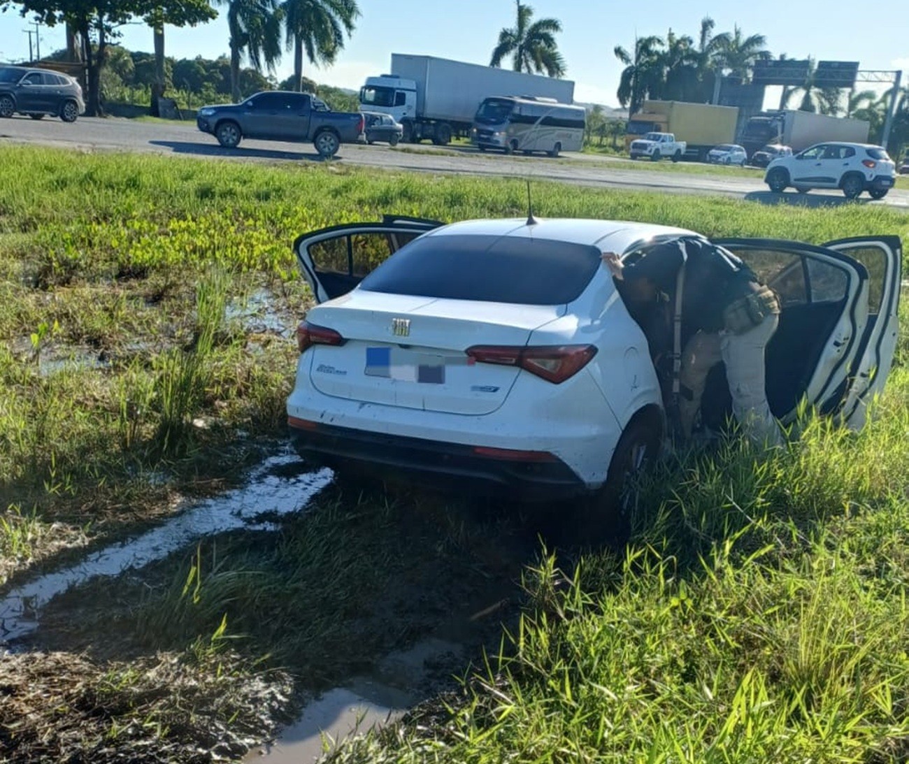 Bandidos fogem a pé após carro roubado atolar em perseguição policial na BR-101