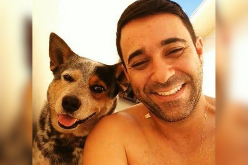 Barros e o cachorro Mancha eram inseparáveis, conforme relatos de amigos; cão faleceu após a partida do tutor — Foto: Arquivo pessoal