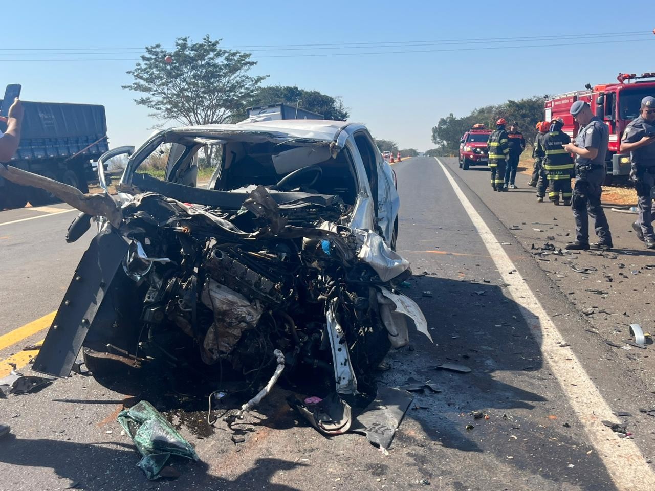 Carro e van batem de frente e acidente deixa feridos em Neves Paulista