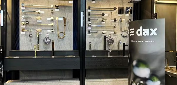 DAX inova com louças que elevam banheiros