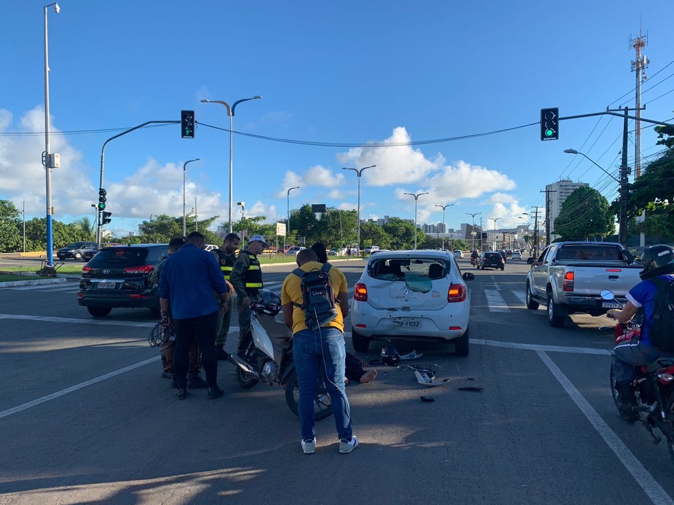 Motociclista cai na pista após bater em veículo na Avenida Carlos Cunha em São Luís — Foto: Nicce Ribeiro/TV Mirante