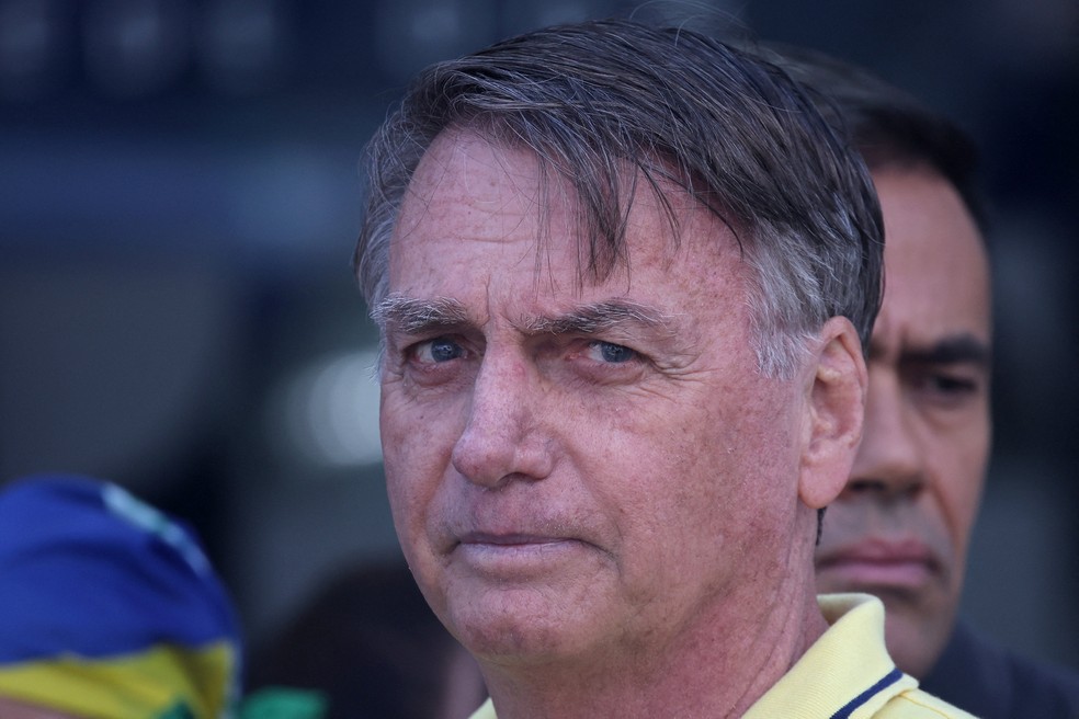 O ex-presidente Bolsonaro deixa hospital aps passar por exames mdicos, autorizados pelo ministro Alexandre de Moraes, do Supremo Tribunal Federal, e antes de retornar  priso domiciliar  Foto: Reuters/Adriano Machado