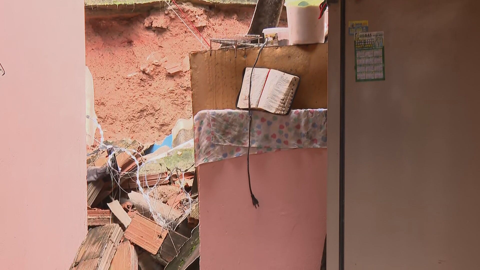 Vídeo flagra momento em que parte de casa desaba em Belo Horizonte