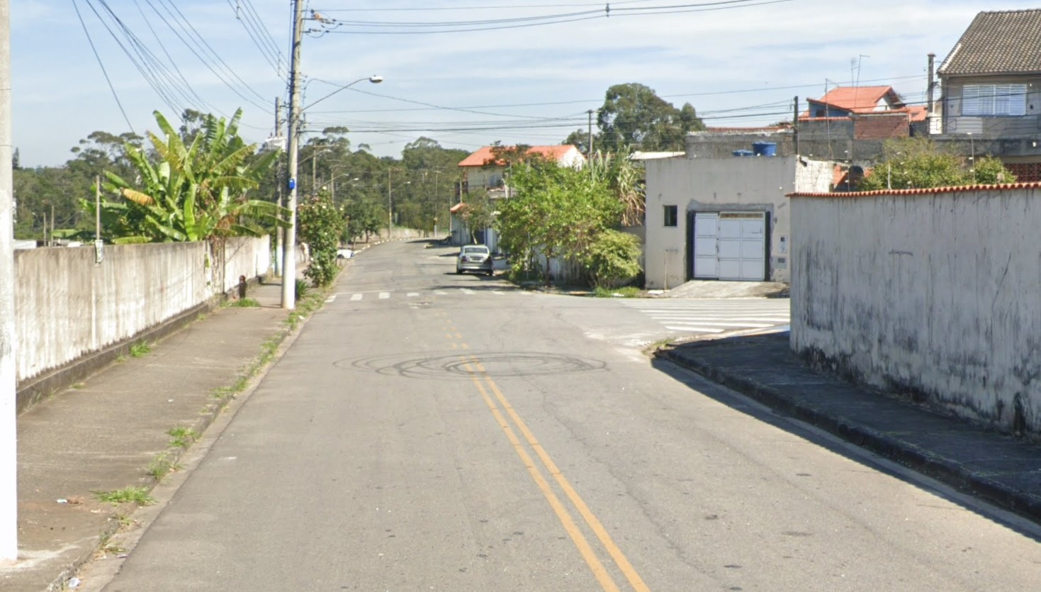 Menino morre após bicicleta bater em ônibus em Suzano
