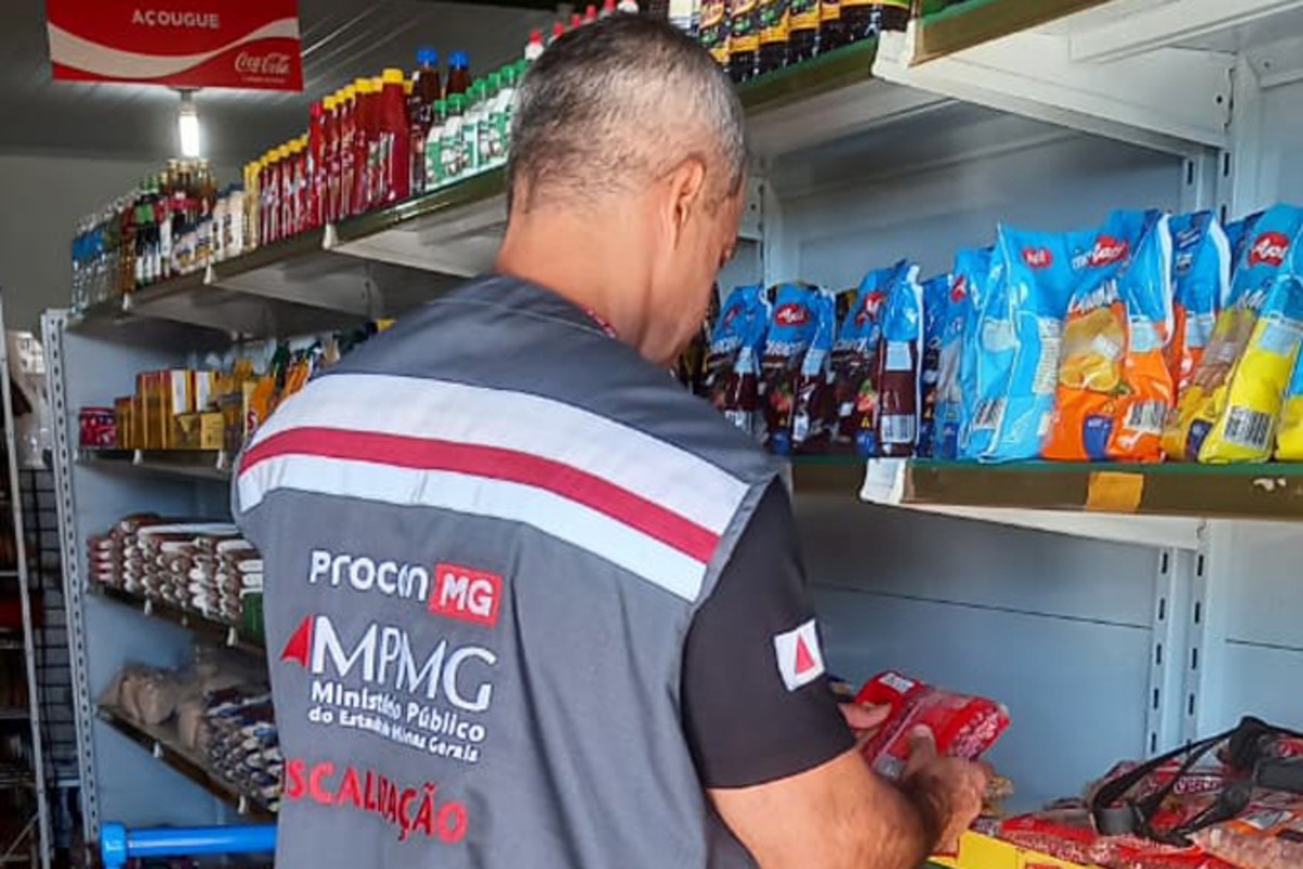 Procon encontra irregularidades em supermercados com açougues e postos de combustíveis em Unaí