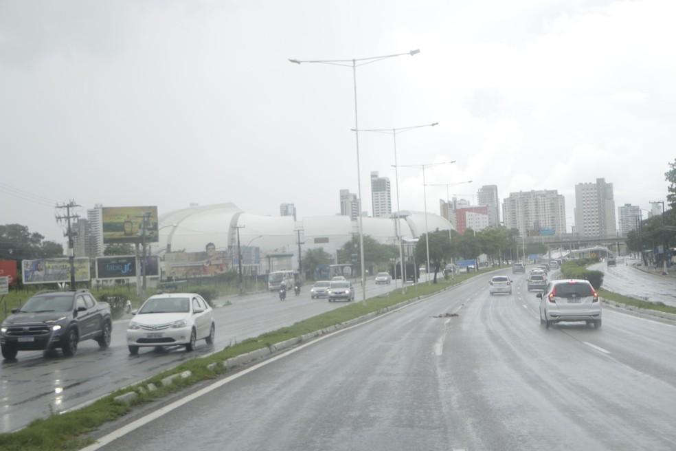 Chuva em Natal, capital do Rio Grande do Norte — Foto: Elisa Elsie