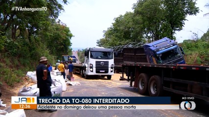 Trecho da TO-080 é interditado após carreta tombar entre Paraíso e Palmas